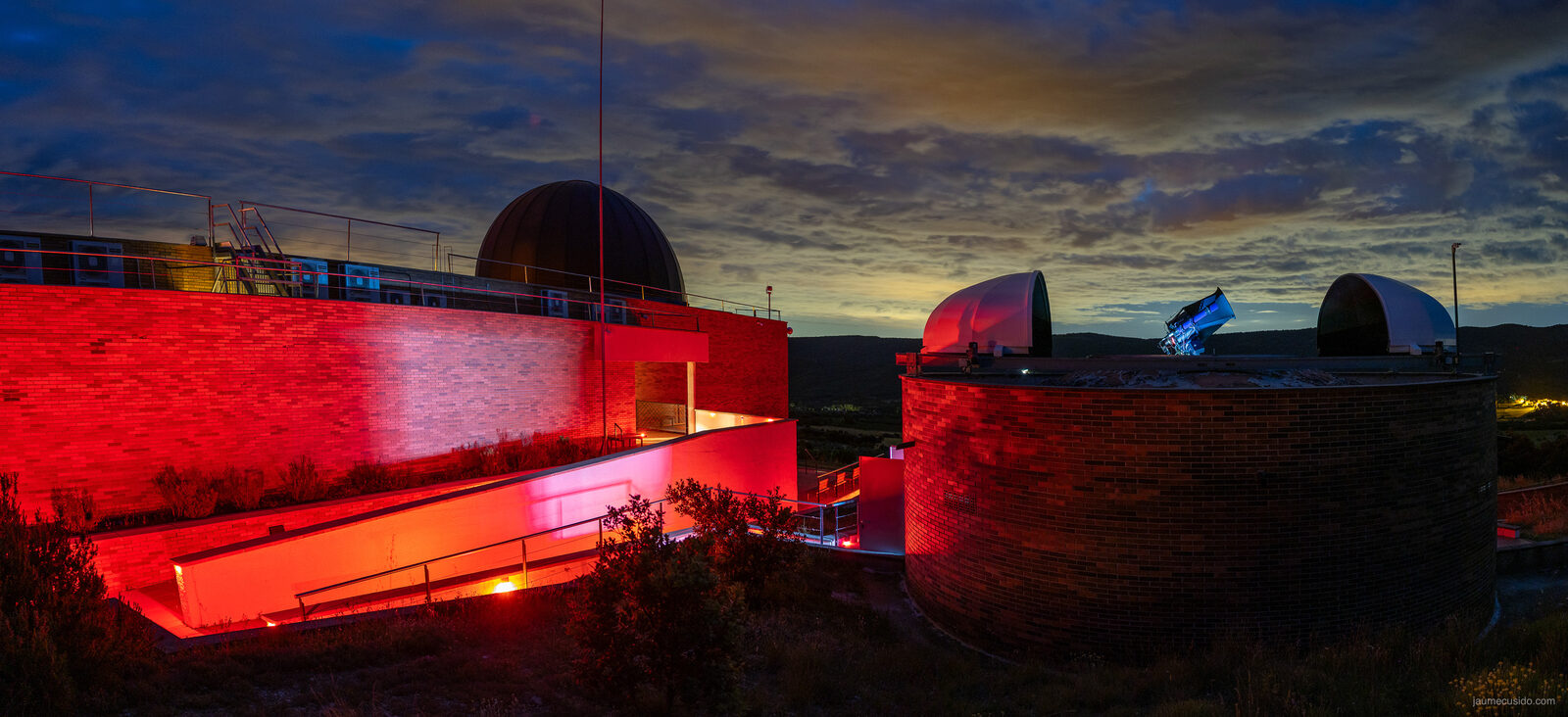 Cúpula del Parc Astronòmic amb llum vermella